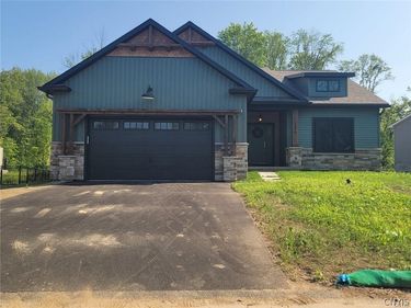 3201 CARMELLAS Circle, Baldwinsville, NY 13027