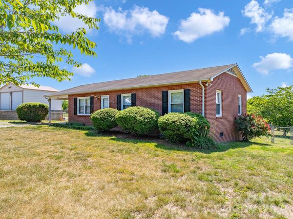 2101 LaMesa Court, Lenoir, NC 28645