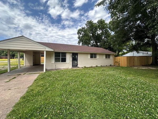 2400 N Woodlawn Dr, West Memphis, AR 72301