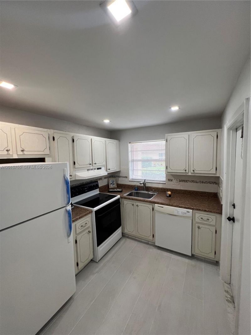 501 Blue Heron Dr, Unit 112-A, Hallandale Beach, FL 33009 Photo