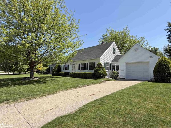 300 E 17th Street Place N, Newton, IA 50208