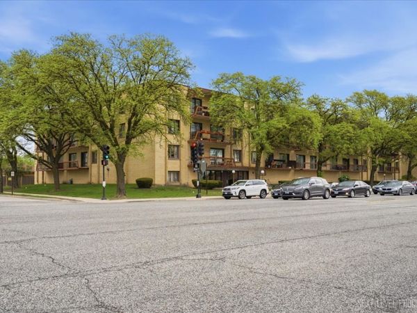 7730 Dempster Street , Unit 205, Morton Grove, IL 60053
