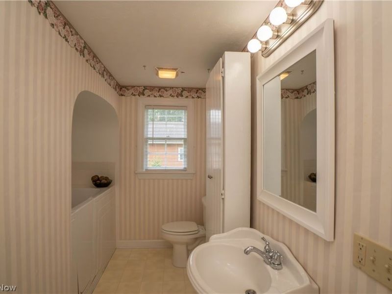 215 Lake Avenue NE, Hartville, OH 44632 Photo 31