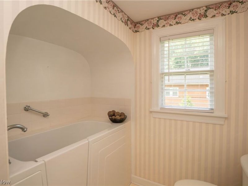 215 Lake Avenue NE, Hartville, OH 44632 Photo 32