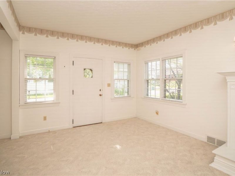 215 Lake Avenue NE, Hartville, OH 44632 Photo 4