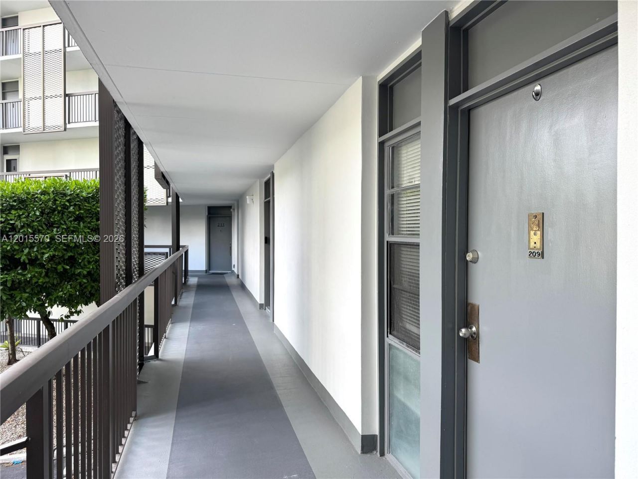 20400 W Country Club Dr, Unit 209, Aventura, FL 33180 Photo