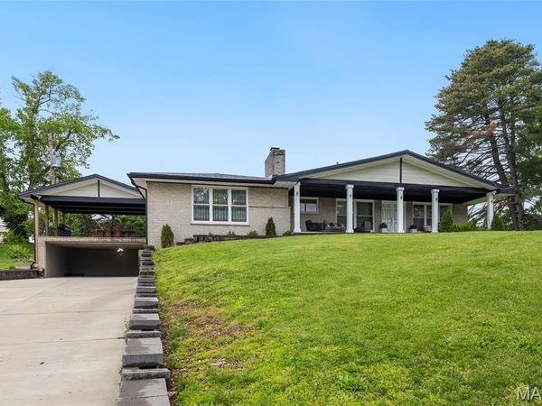 9443 Oakwood Manor Lane, Sunset Hills, MO 63126