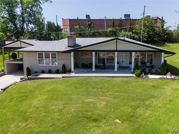 9443 Oakwood Manor Lane, Sunset Hills, MO 63126