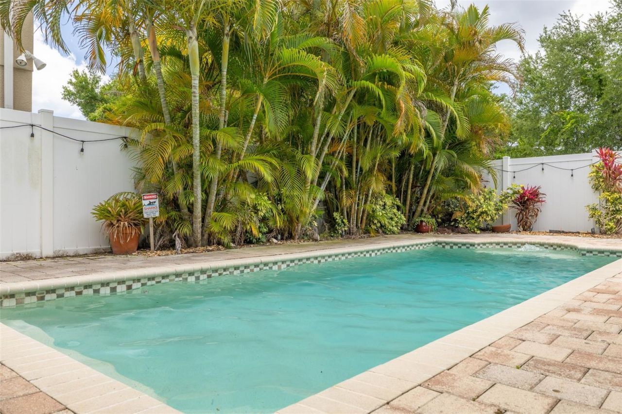 8253 Wild Oaks Circle , Largo, FL 33773 Photo