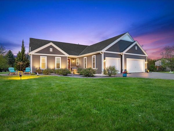1990 Hummingbird DRIVE, Jackson, WI 53037
