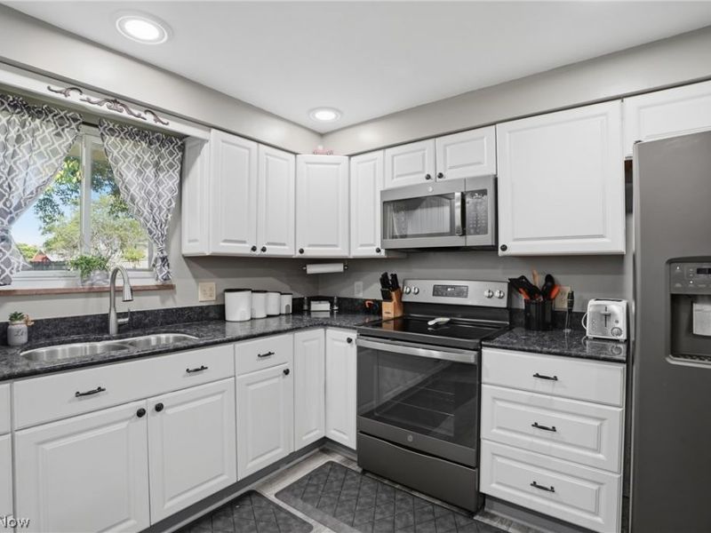 803 Westview Drive , Belpre, OH 45714 Photo 3