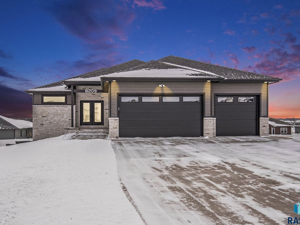 8209 E Ladyslipper Cir, Sioux Falls, SD 57110