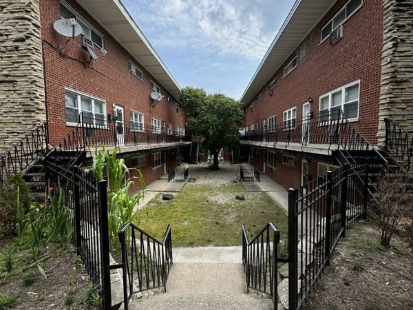 6911 N Ridge Boulevard, Chicago, IL 60645