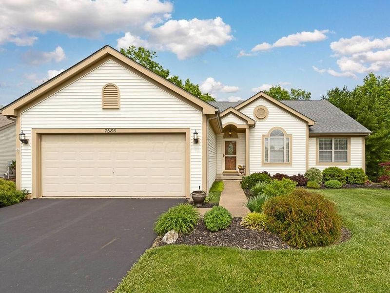 7686 Pinehill Road, Lewis Center, OH 43035 Photo 3