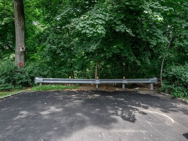 39 Forest Dr, Bloomfield, NJ 07003