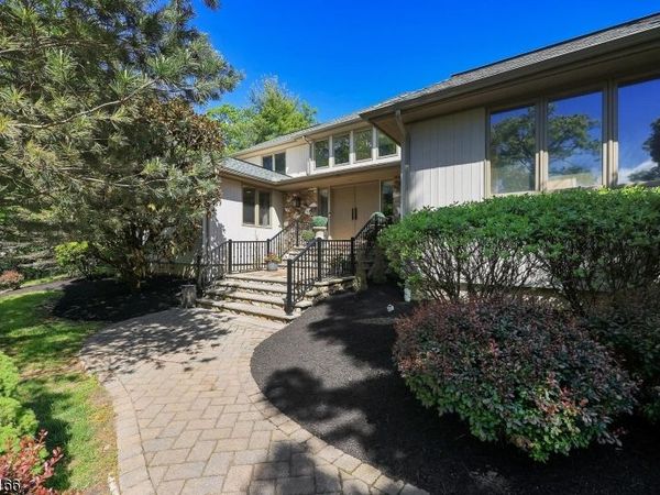 29 Deer Path Cir, Green Brook, NJ 08812