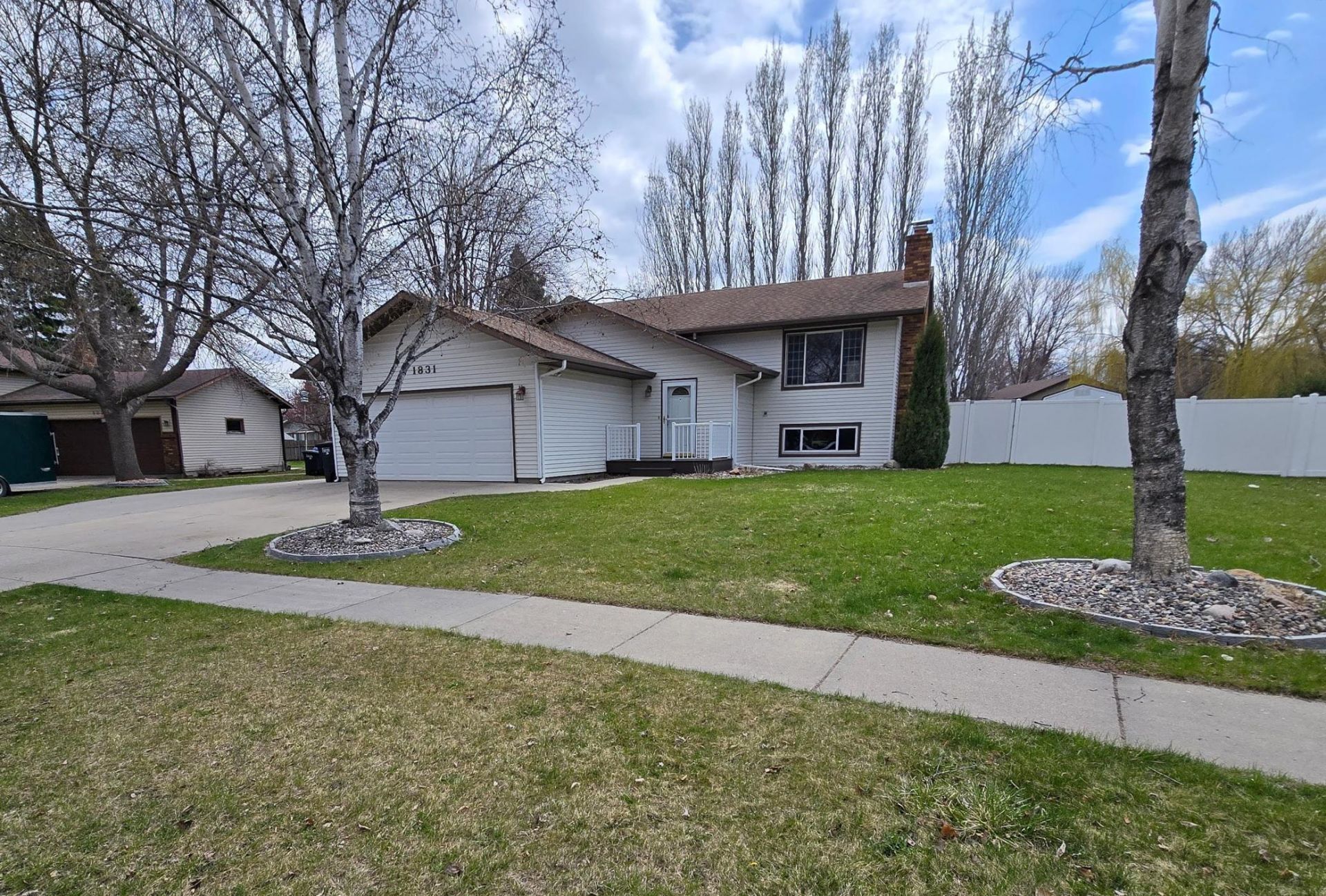 1831 Prairie Lane S, Fargo, ND 58103 Main Photo