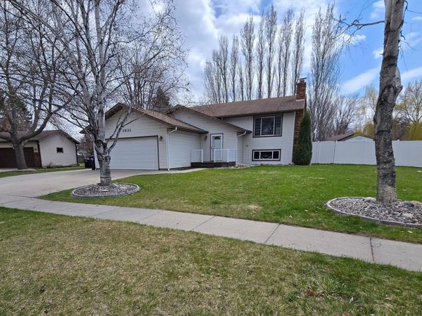1831 Prairie Lane S, Fargo, ND 58103