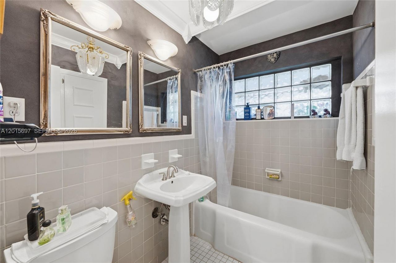 636 NE 17th Ter, Fort Lauderdale, FL 33304 Photo