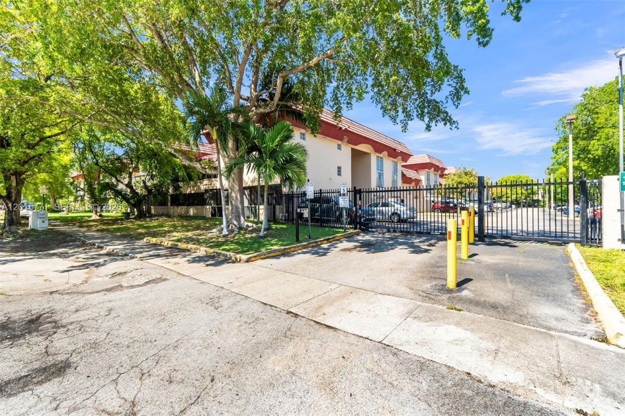 10903 N Kendall Dr, Unit 222, Miami, FL 33176 Photo