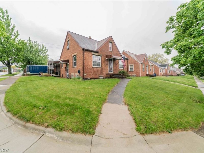9011 Torrance Avenue, Brooklyn, OH 44144 Photo 3