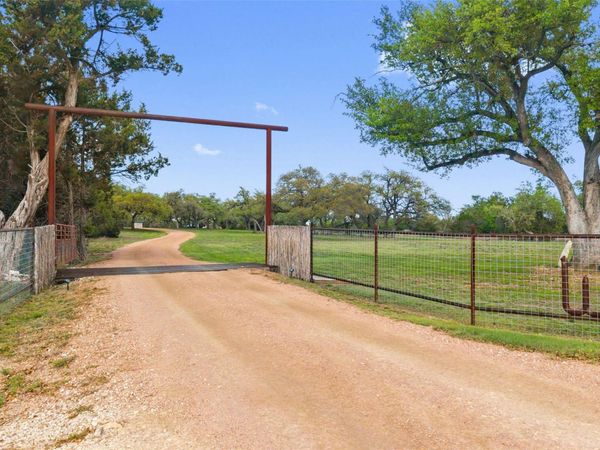 7503 E US Hwy 290, Johnson City, TX 78636