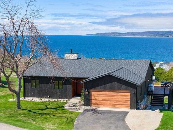 914 Country Lane, Petoskey, MI 49770