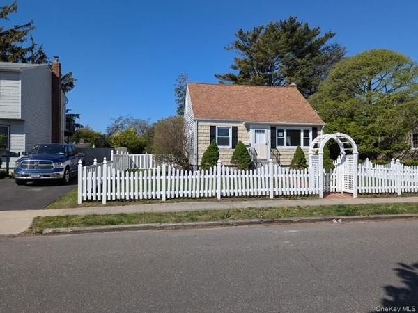 241 Phyllis Drive , Lindenhurst, NY 11757