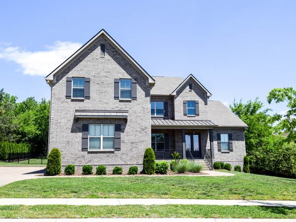 1002 Keeneland Dr, Gallatin, TN 37066