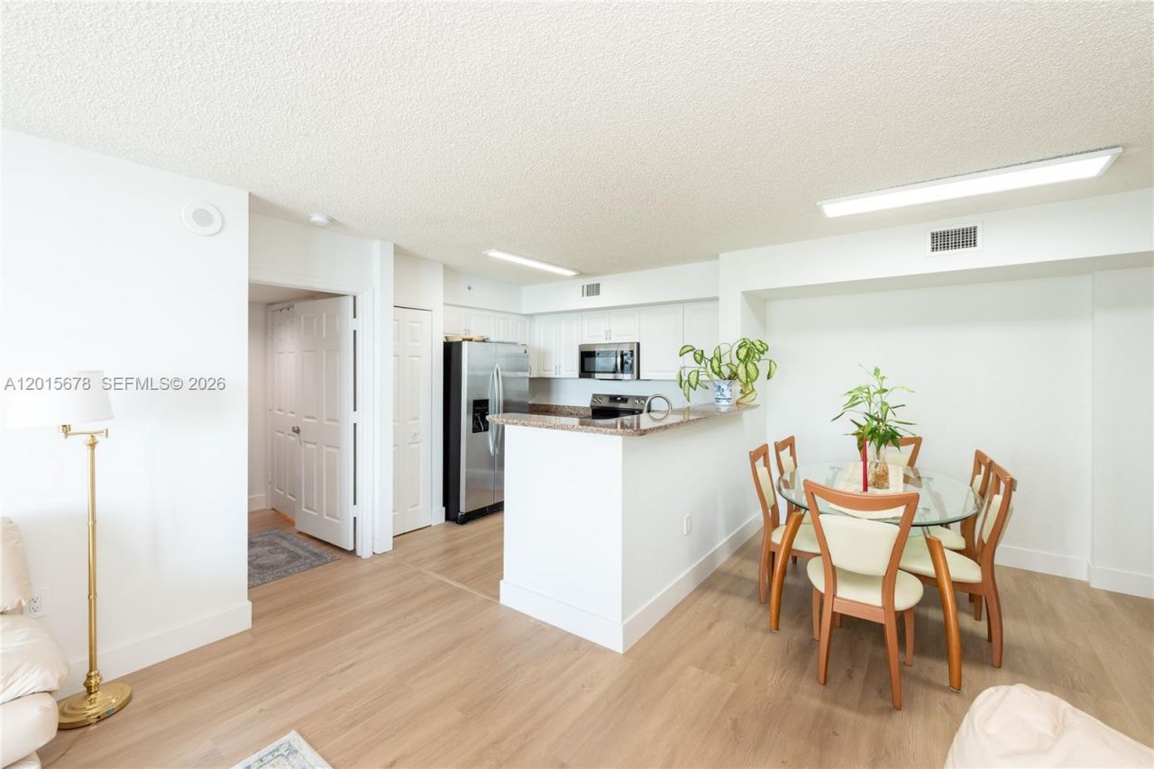 1155 Brickell Bay Dr , Unit 609, Miami, FL 33131 Photo