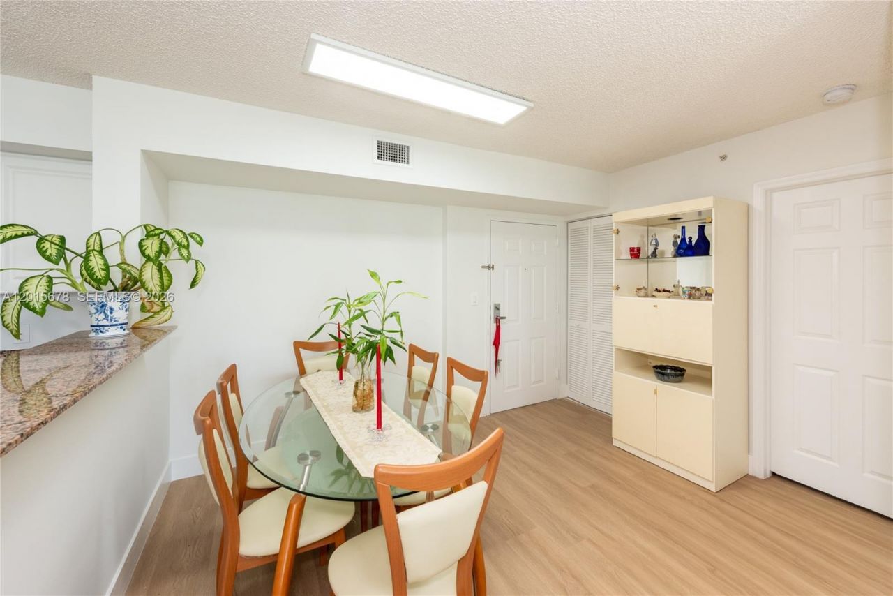 1155 Brickell Bay Dr , Unit 609, Miami, FL 33131 Photo
