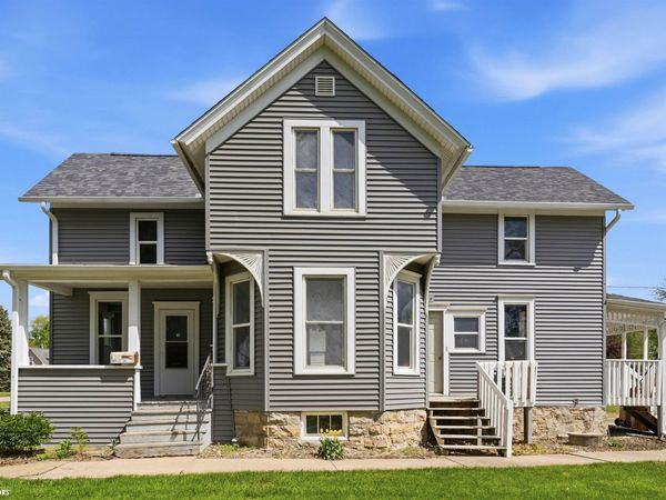 1208 Main Street, Grinnell, IA 50112