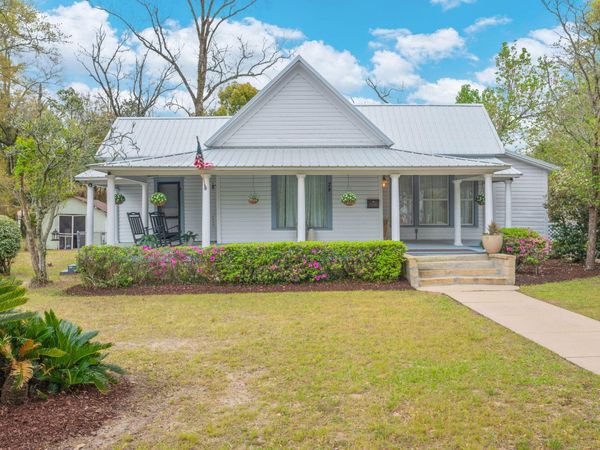 28 E Live Oak Avenue, DeFuniak Springs, FL 32435