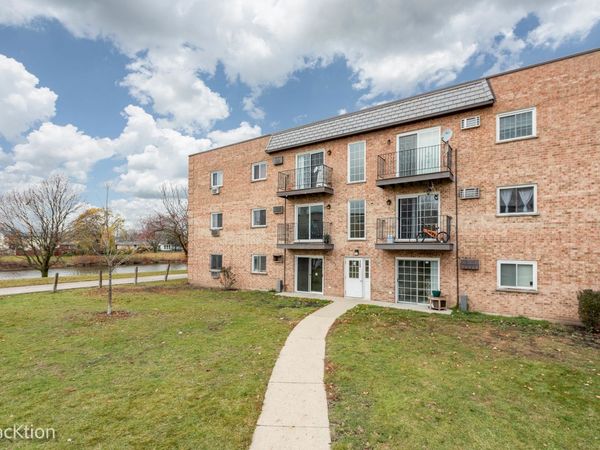 159 W Elk Trail , Unit 359, Carol Stream, IL 60188