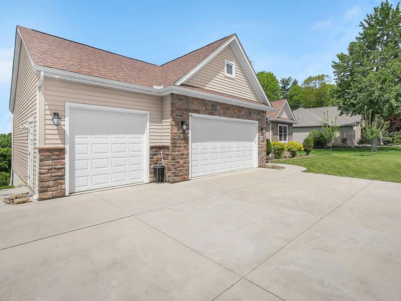 390 Laurel Oak Lane, Heath, OH 43056 Photo 3