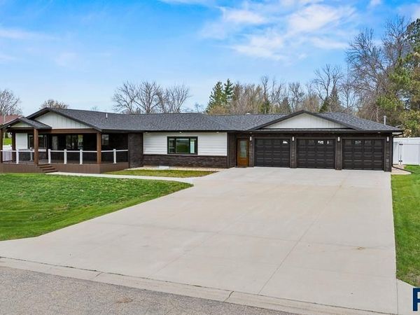 711 W 8th St St, Clear Lake, SD 57226