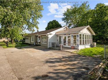 1 Bridge Street, Winfield, WV 25213