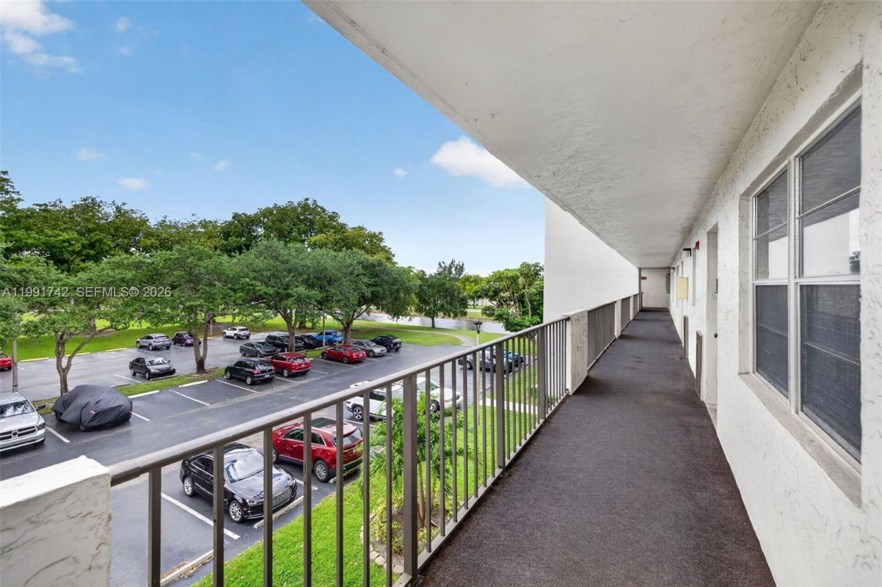 3100 W Rolling Hills Cir, Unit 303, Davie, FL 33328 Photo