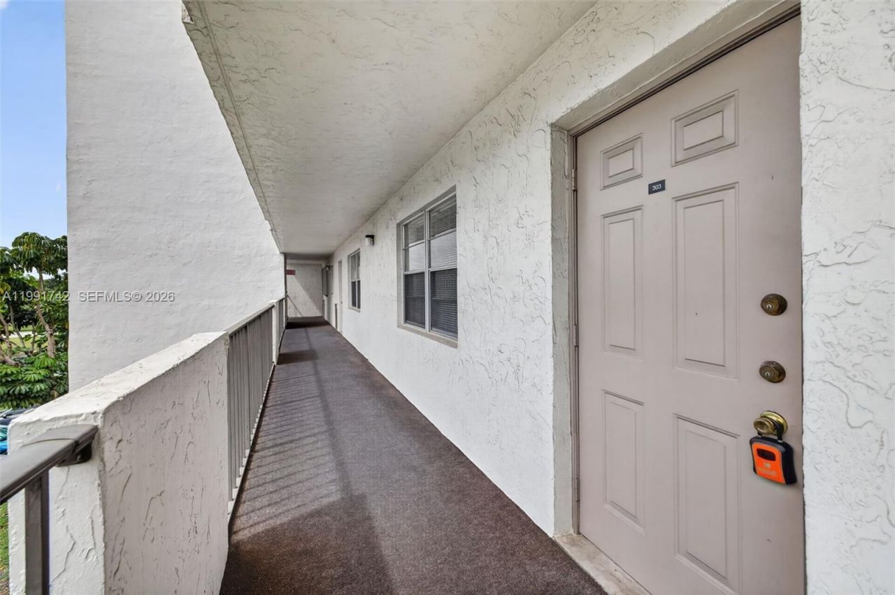 3100 W Rolling Hills Cir, Unit 303, Davie, FL 33328 Photo
