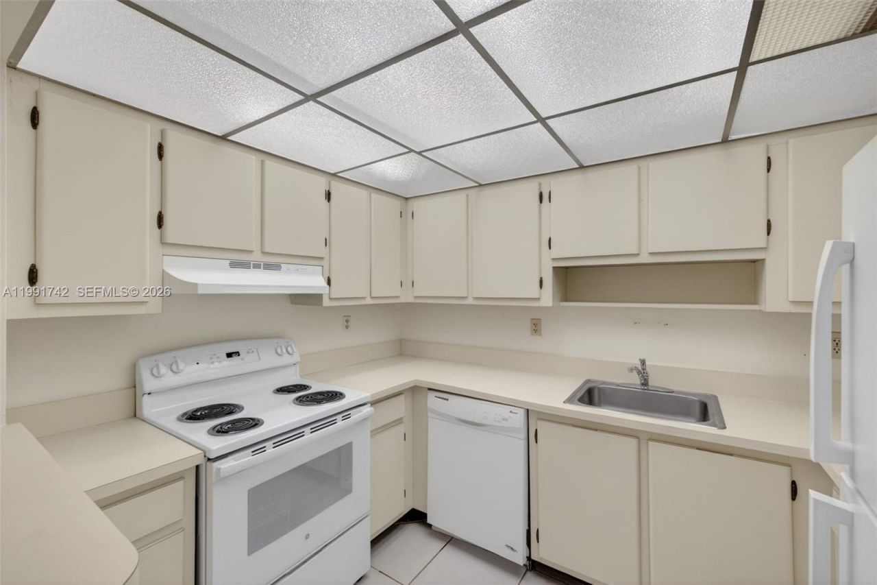 3100 W Rolling Hills Cir, Unit 303, Davie, FL 33328 Photo