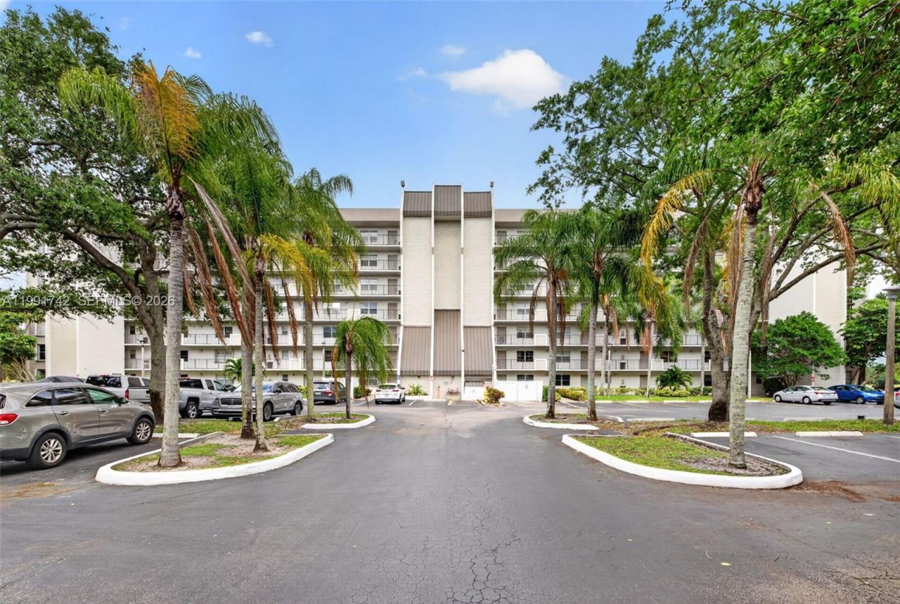 3100 W Rolling Hills Cir, Unit 303, Davie, FL 33328 Photo