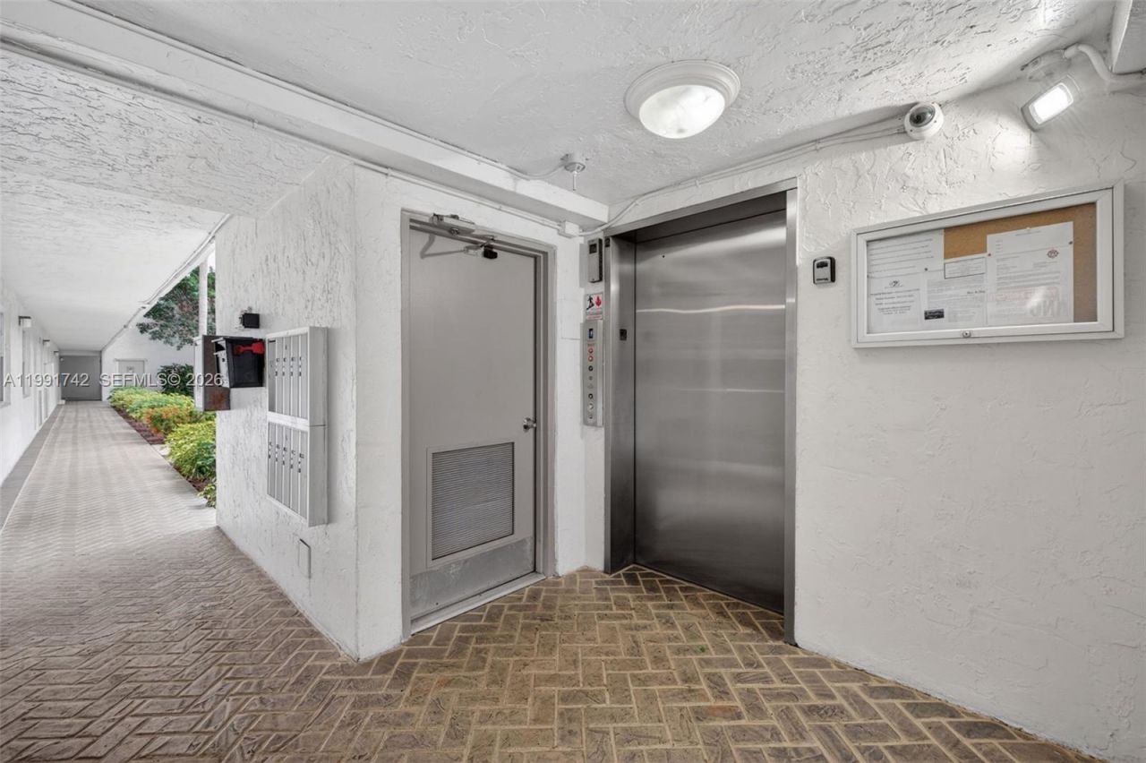 3100 W Rolling Hills Cir, Unit 303, Davie, FL 33328 Photo