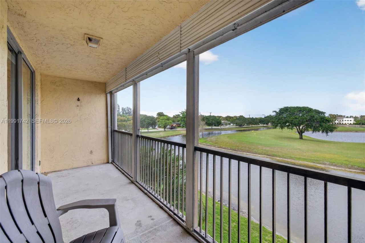 3100 W Rolling Hills Cir, Unit 303, Davie, FL 33328 Photo