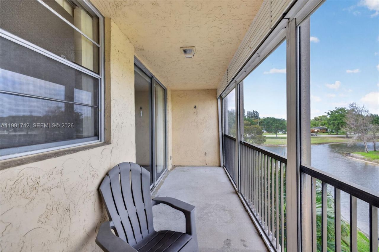 3100 W Rolling Hills Cir, Unit 303, Davie, FL 33328 Photo
