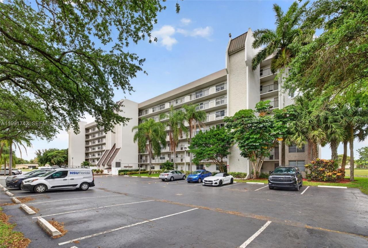 3100 W Rolling Hills Cir, Unit 303, Davie, FL 33328 Photo