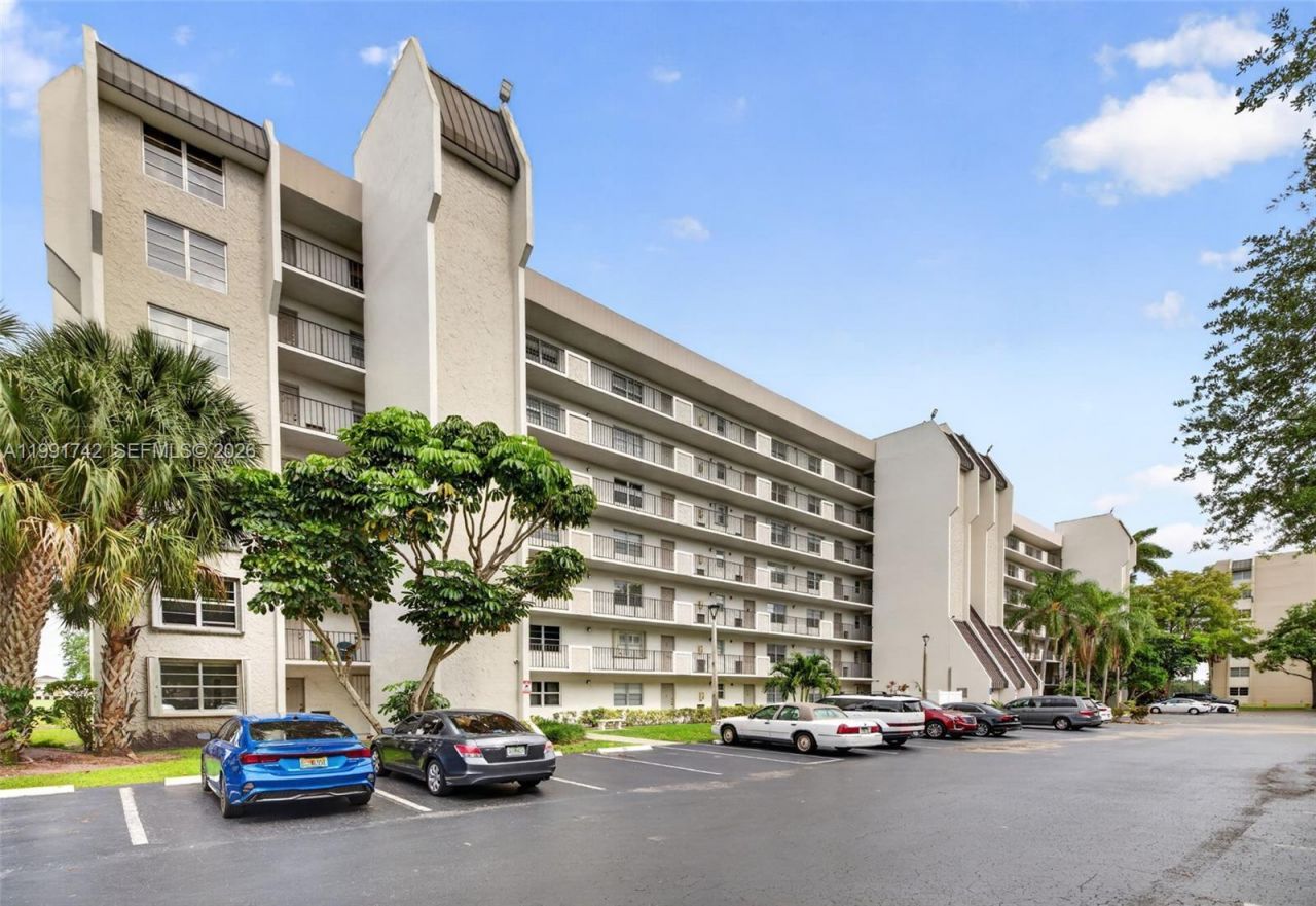 3100 W Rolling Hills Cir, Unit 303, Davie, FL 33328 Photo
