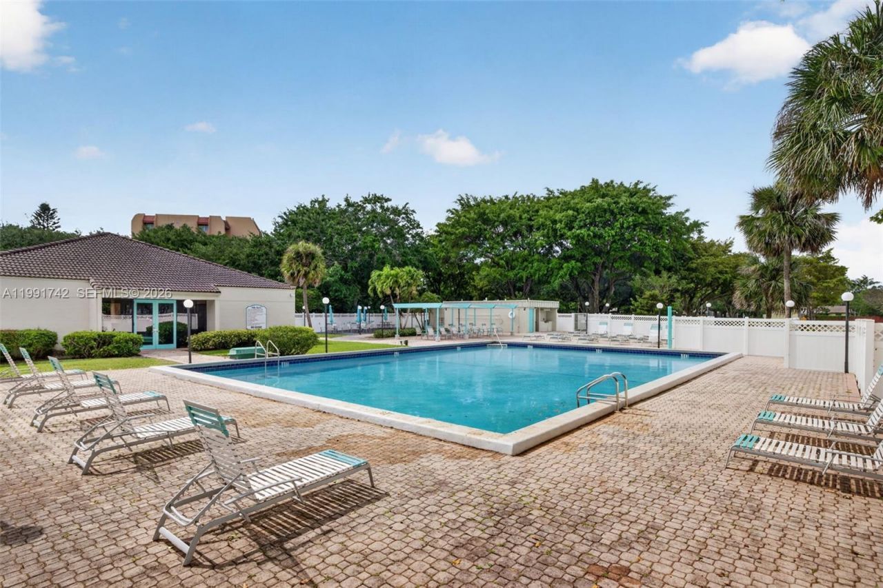 3100 W Rolling Hills Cir, Unit 303, Davie, FL 33328 Photo