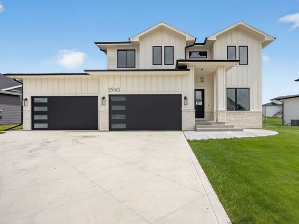 3943 NW 181ST Street, Clive, IA 50325