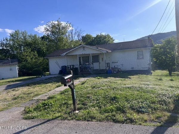200 McCarroll Ave, Harriman, TN 37748