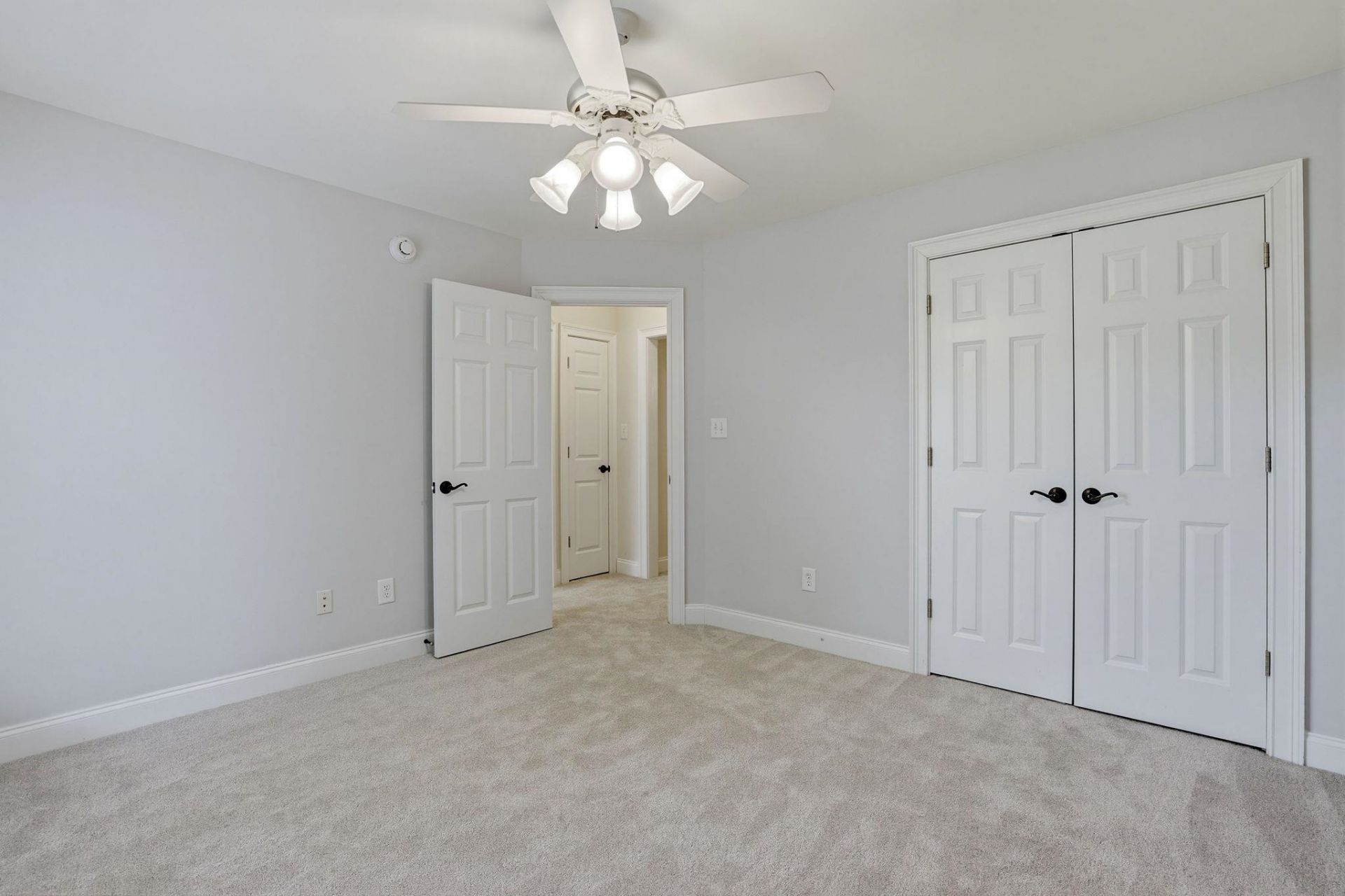 899 Shaftesbury Ln. Photo 32